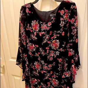 Straight fitted dress with 3/4 sleeve.